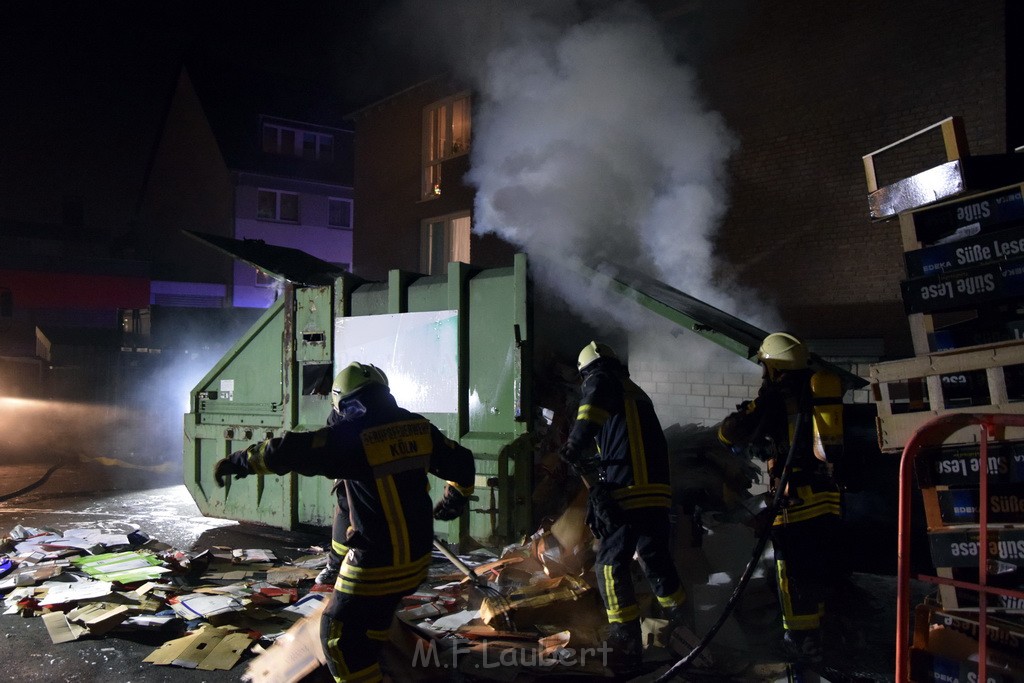 Feuer Papp Presscontainer Koeln Hoehenberg Bochumerstr P245.JPG - Miklos Laubert